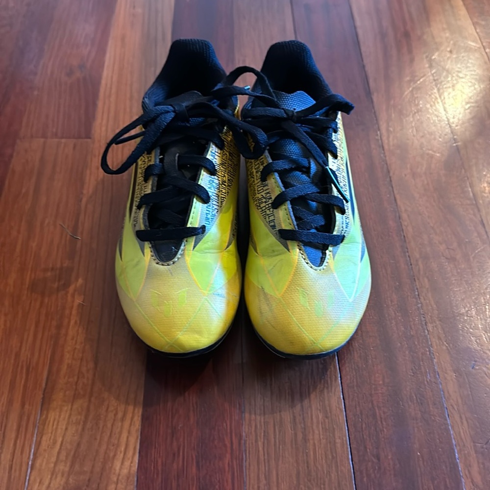 Youth soccer cleats
